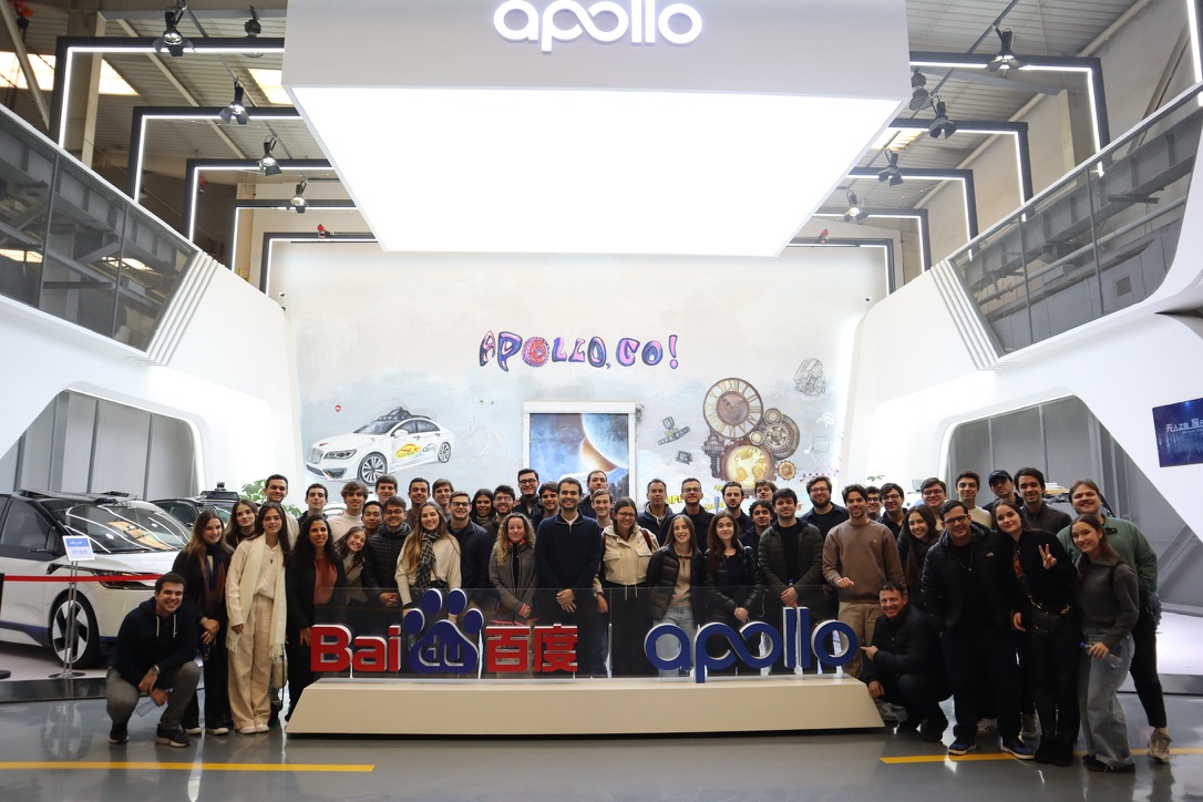 Grupo em visita à Apollo