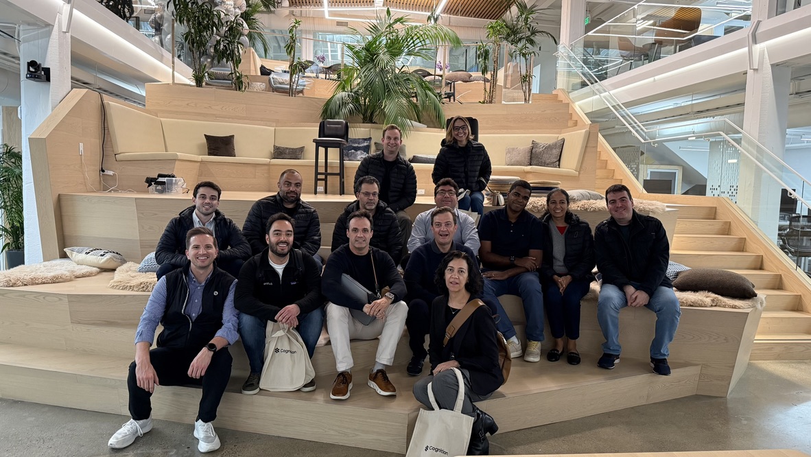 Grupo em hub de inovação
