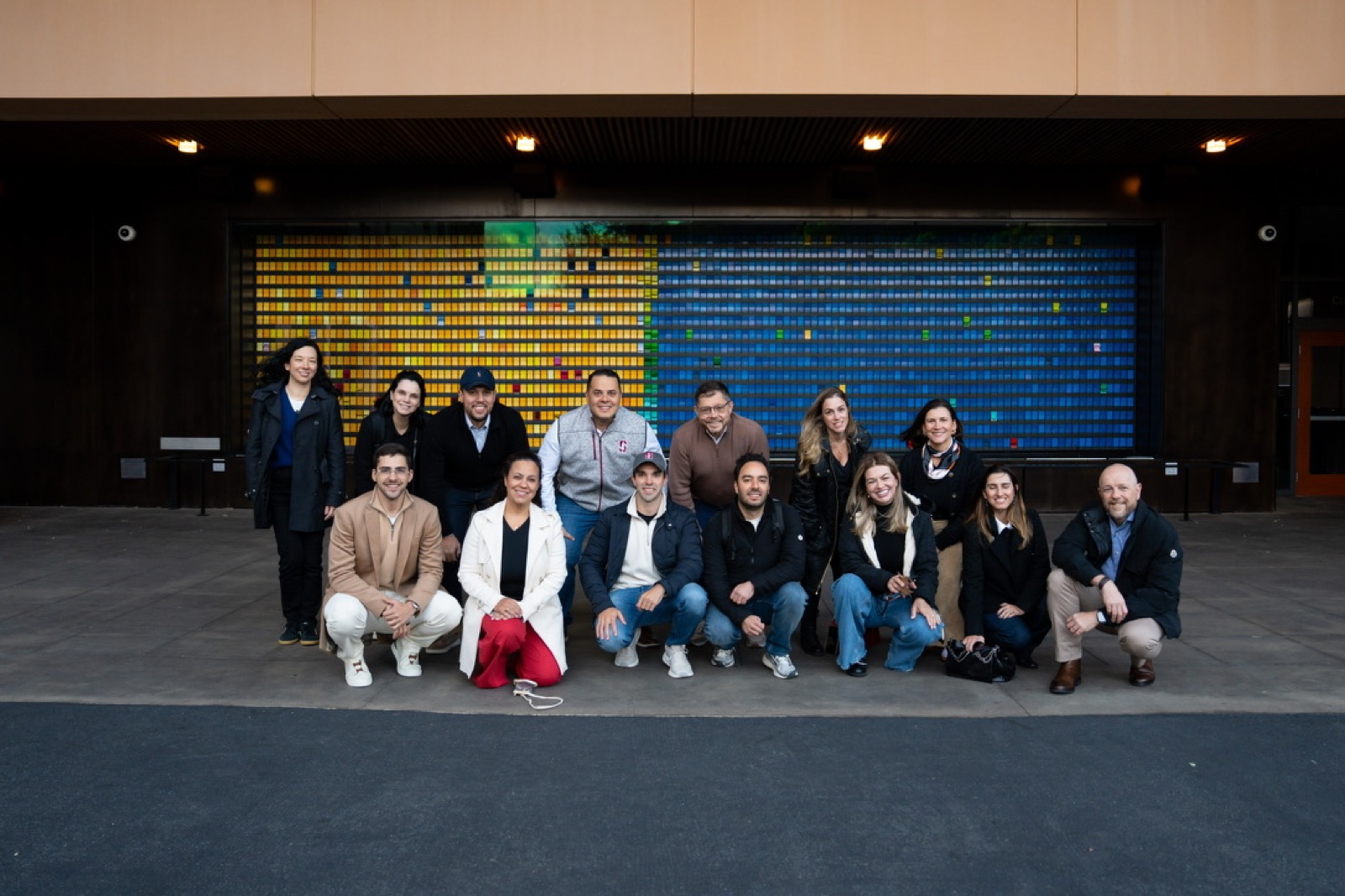 Grupo em programa internacional Enhub