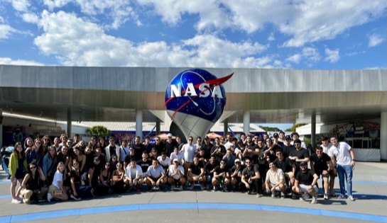 Grupo em visita à NASA