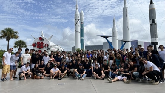Grupo em centro espacial